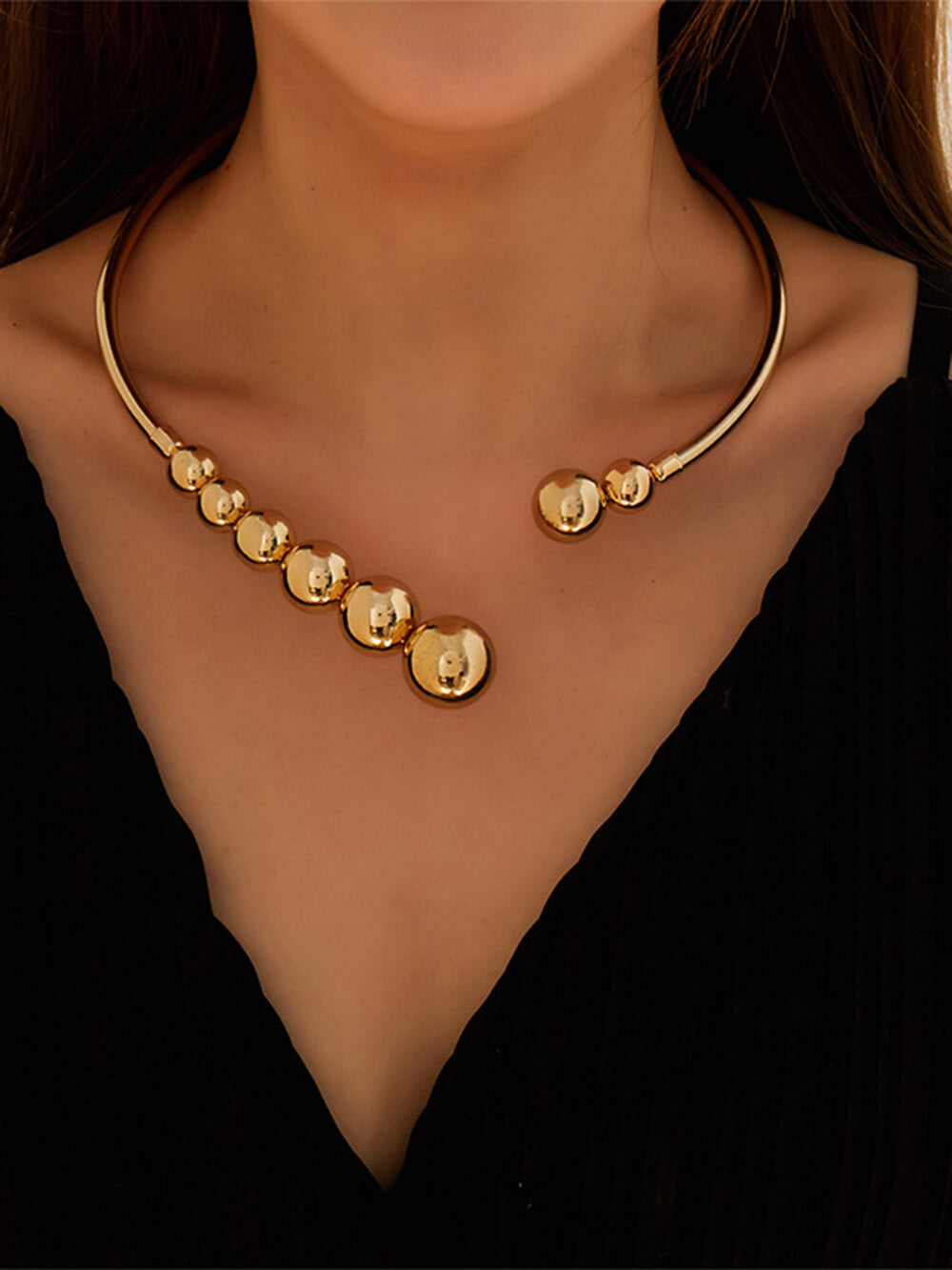 Exquisite Necklace With Small Gold Beads and Open Clavicle Chain