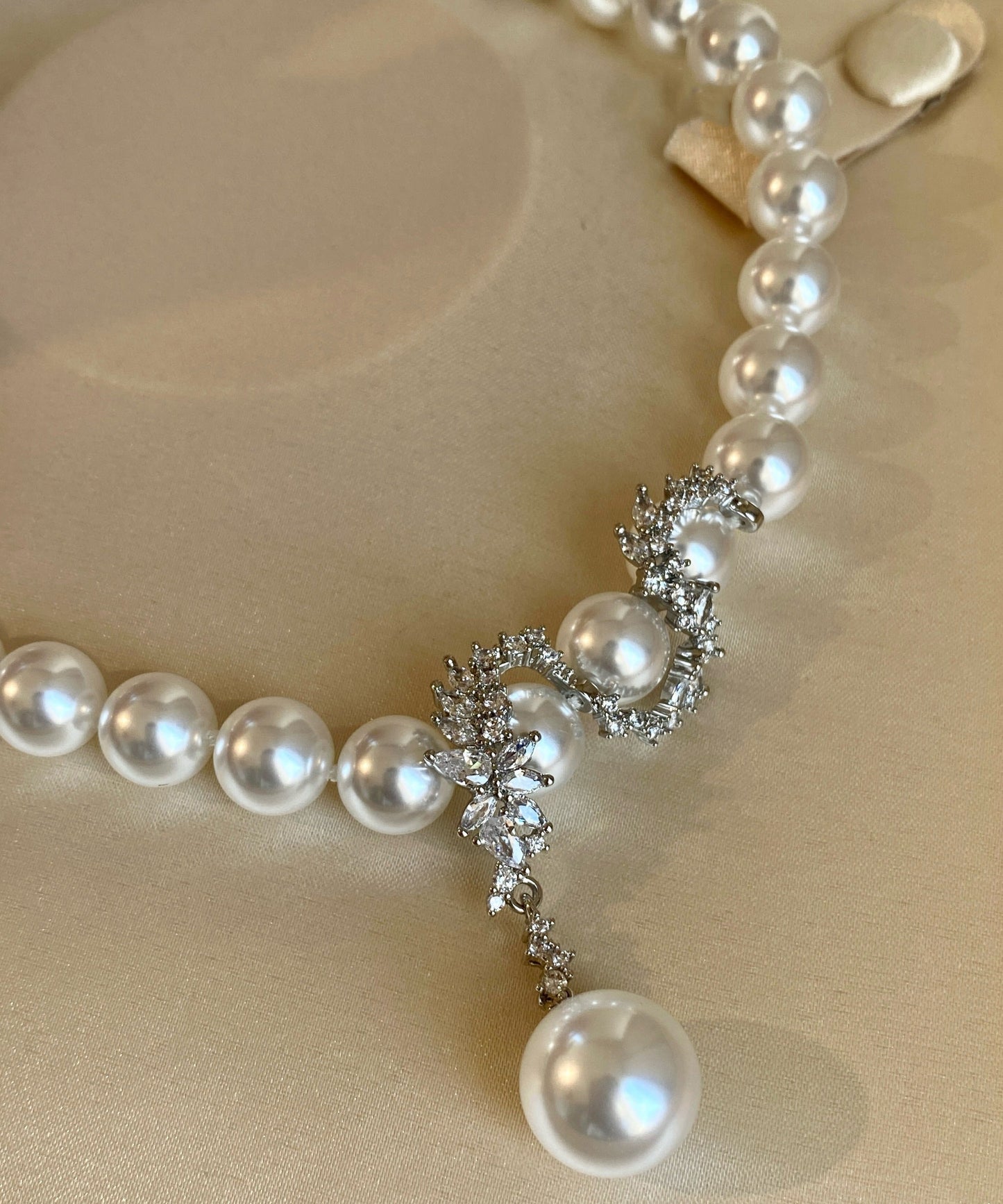 White Pearl Dragon Pattern Pendant Zircon Silver Choker