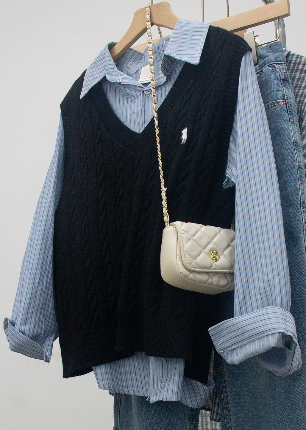 White V Neck Embroideried Knit Vest Sleeveless