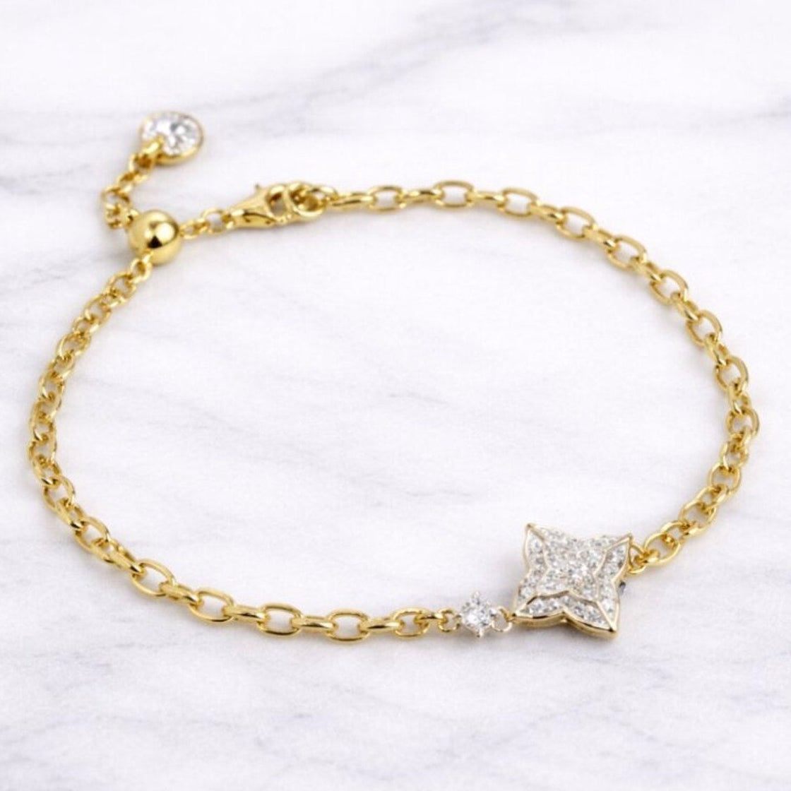 “dupont” Pavé Clover Bracelet – Gold Adjustable Chain With Diamond-look Clover Charm