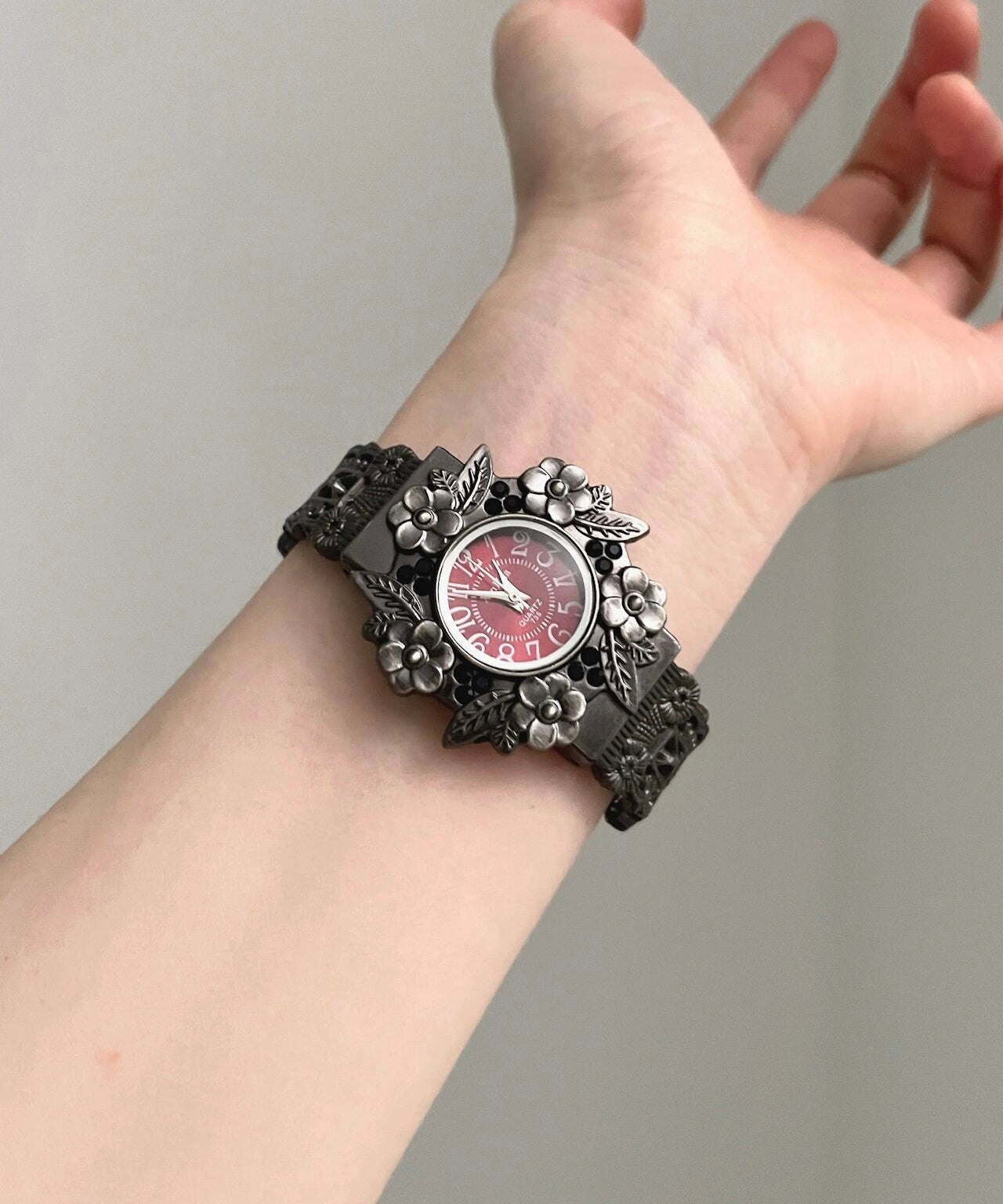 Black Alloy Relief Flowers Watches