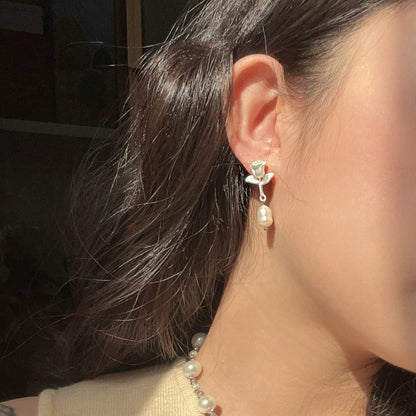 [] White Rose Pearl Earrings