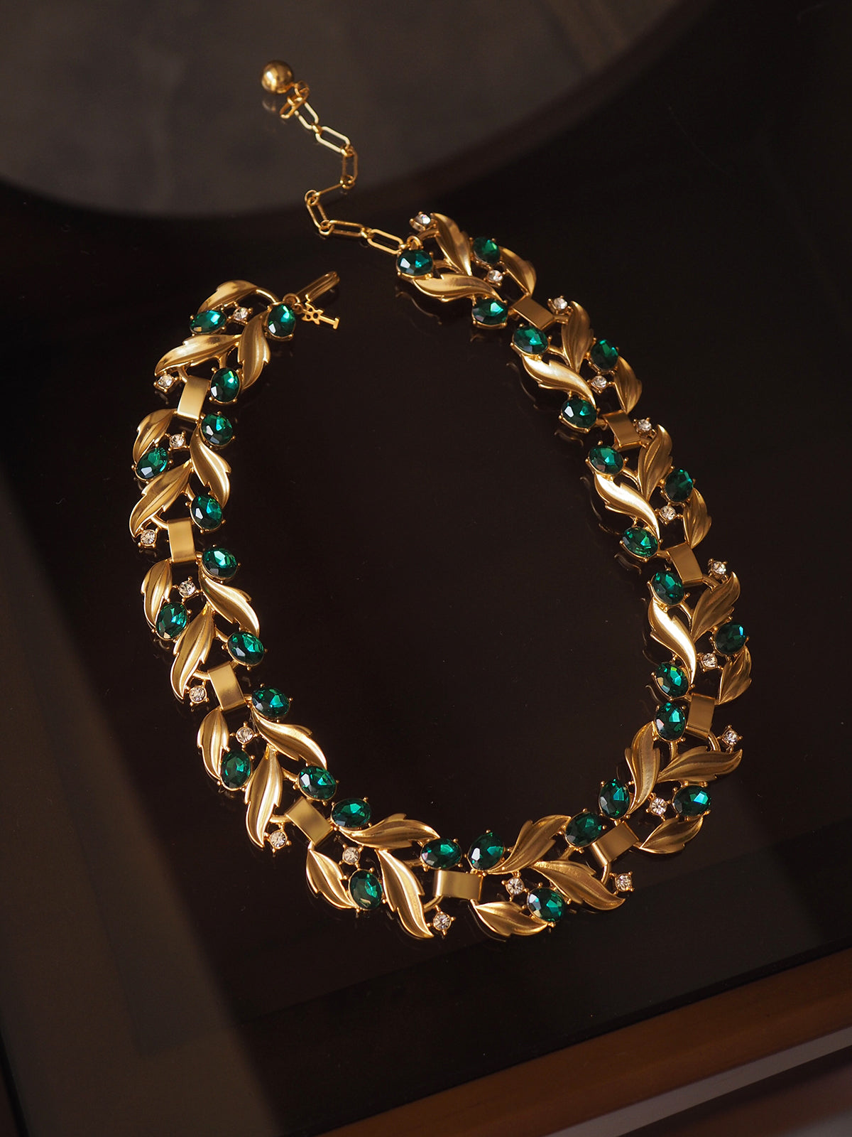 Era Leaf Necklace