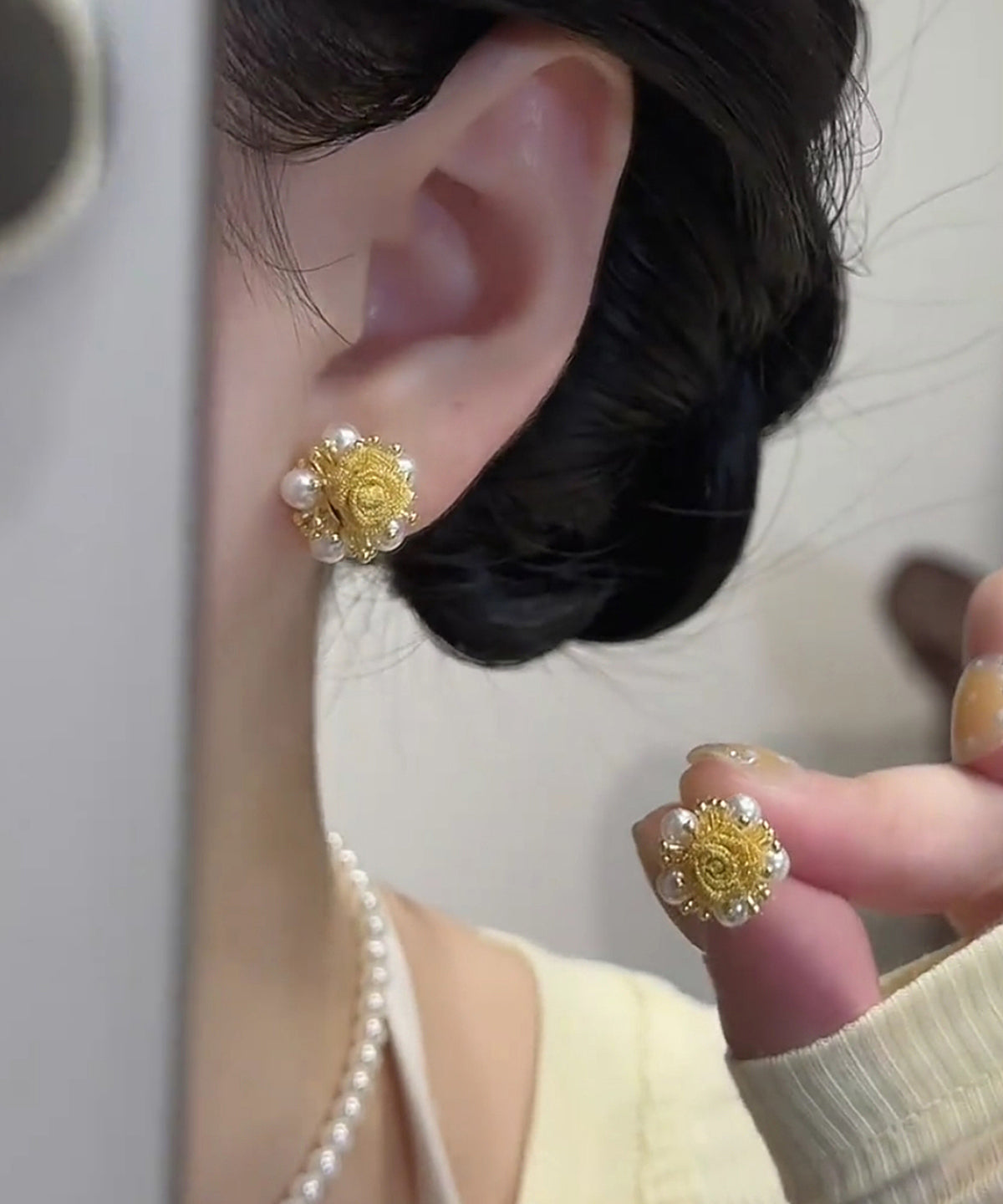 Vogue Gold Copper Alloy Graphic Pearl Stud Earrings
