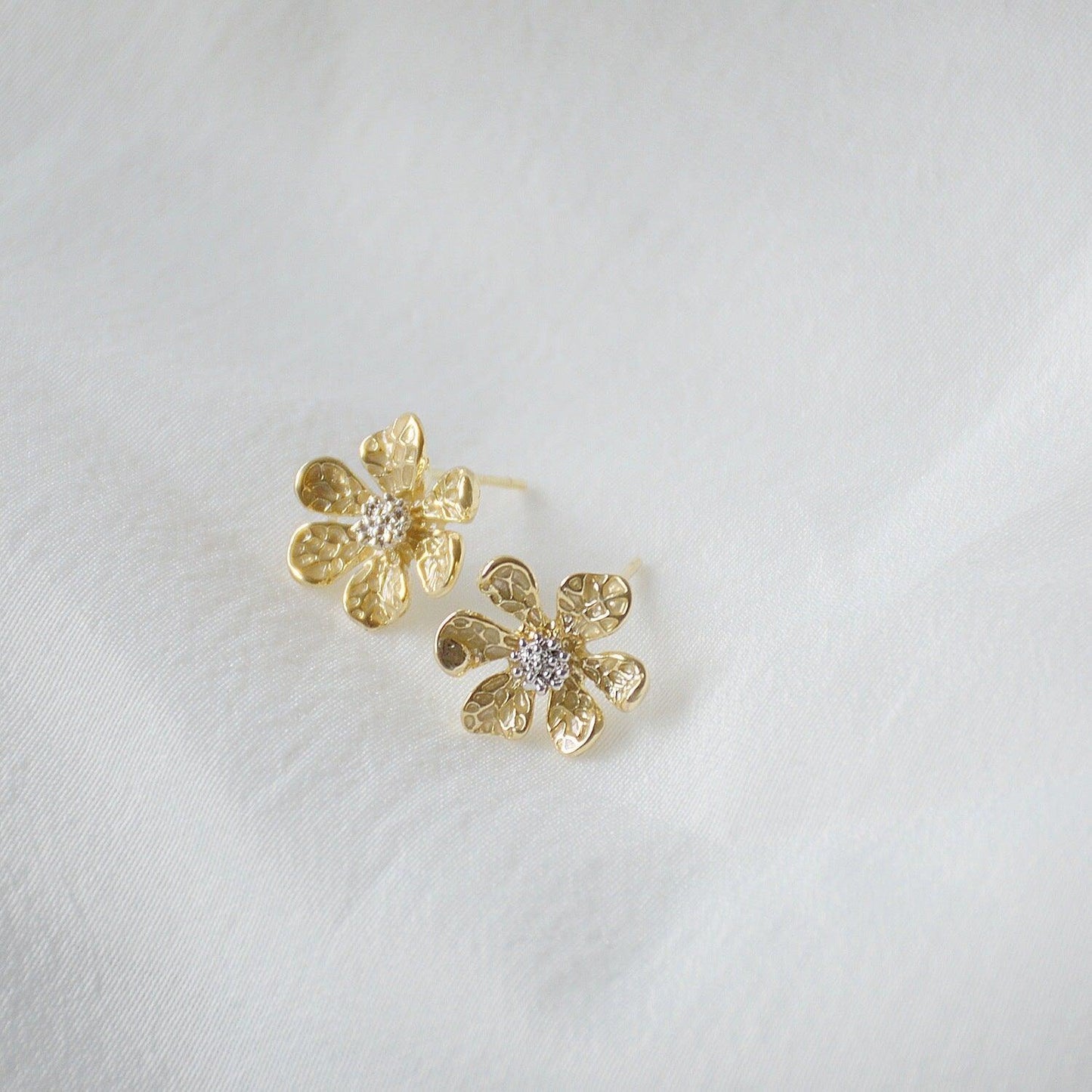 [] Flower Stud Earrings