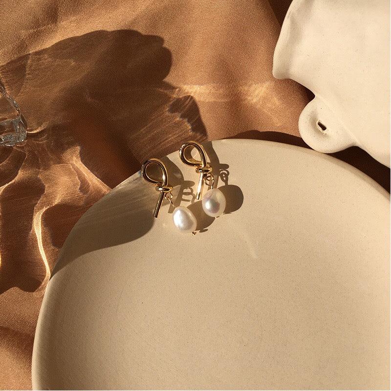[] Knot Pearl Earrings
