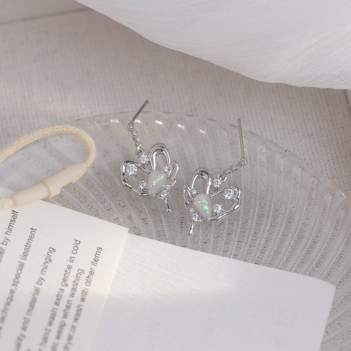 [] Maya Silver Heart Earrings