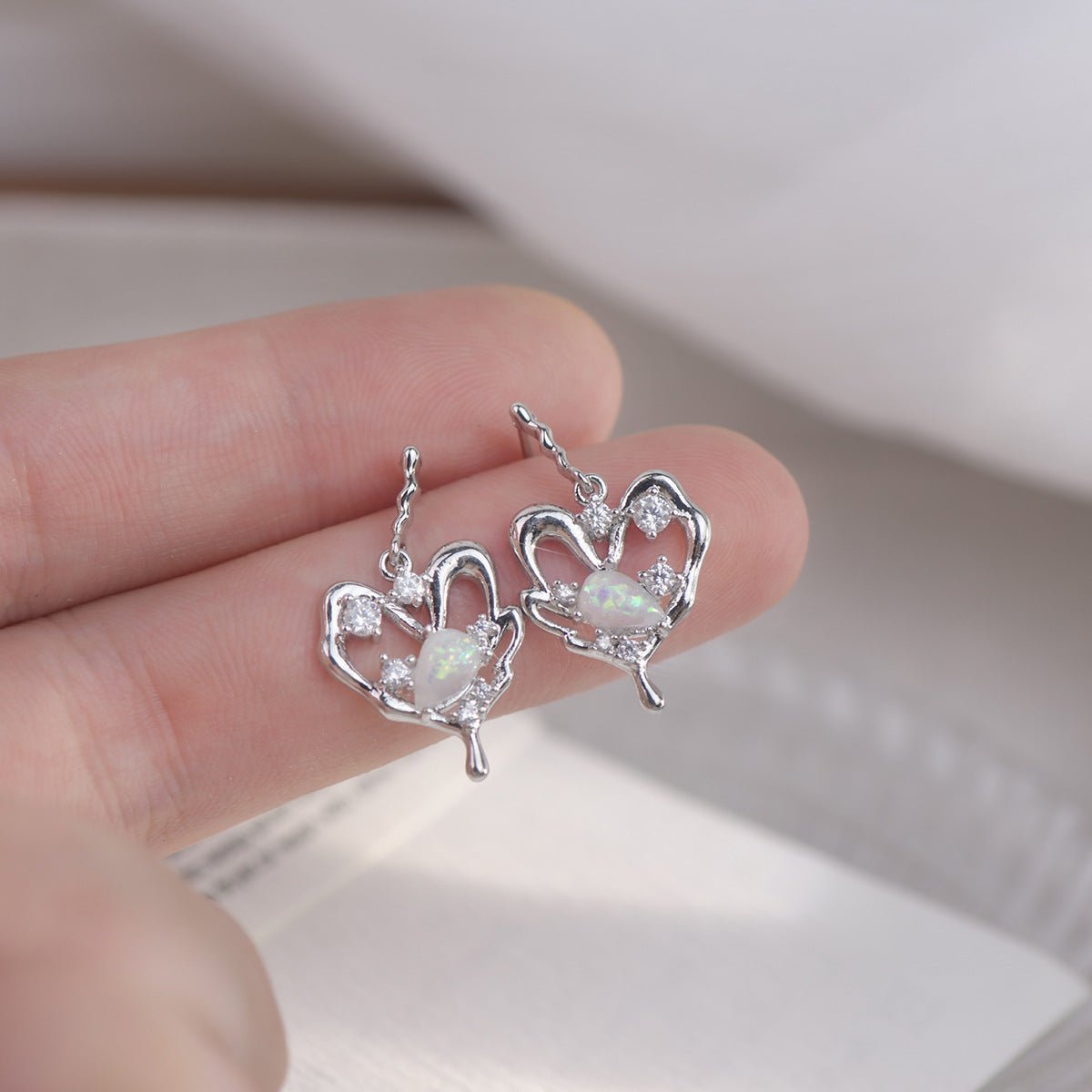 [] Maya Silver Heart Earrings