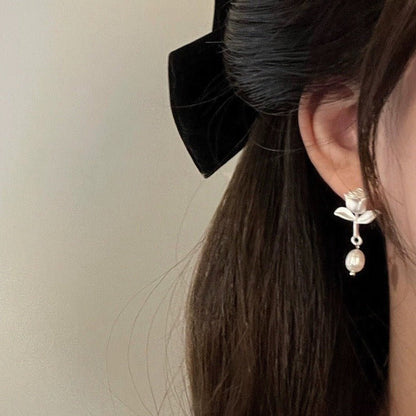 [] White Rose Pearl Earrings