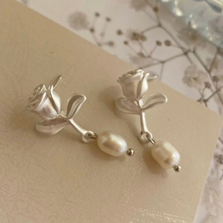 [] White Rose Pearl Earrings